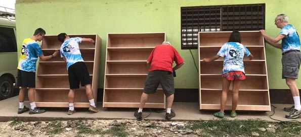 Nicaragua - building book cases (2017)